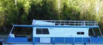 The Turtle Houseboat at at Timber Bay