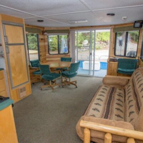 The Beaver Houseboat at Timber Bay