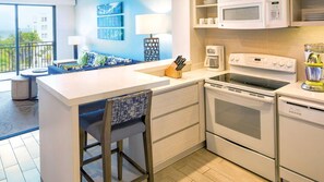 Fridge, microwave, oven, stovetop - 1 Bedroom Deluxe Ocean View - Rio Mar Margaritaville at Margaritaville Vacation (Río Grande)