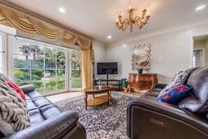 Living area - Santa Monica 90402 Guest House — Private 2BR, Kitchen, Laundry, Pet Friendly (Santa Monica)