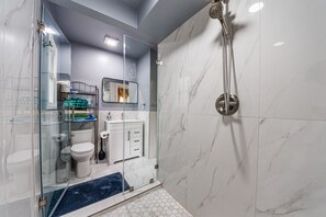 Bathroom - Santa Monica 90402 Guest House — Private 2BR, Kitchen, Laundry, Pet Friendly (Santa Monica)