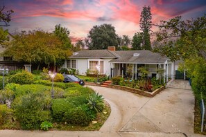 Exterior - Santa Monica 90402 Guest House — Private 2BR, Kitchen, Laundry, Pet Friendly (Santa Monica)