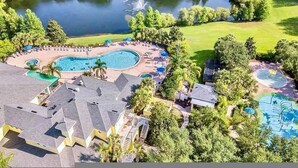 A resort with a large swimming pool, a lake, and a golf course. - Go 13 - Bahama BAY in Davenport (Davenport)