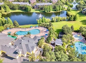 Ein Resort mit großem Schwimmbad, einem See und einem Golfplatz.
