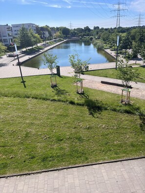 A park with a pond, walking paths, and trees. - Cool Apartment- Lounge- Bedroom & Bathroom (Essen)