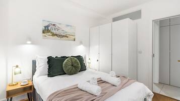 Iron/ironing board, internet, bed sheets