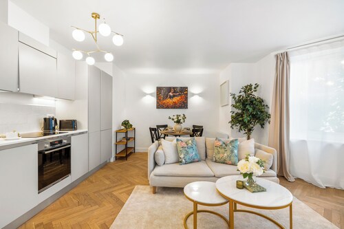 Stylish Seaside Apartment | Minutes from Beach