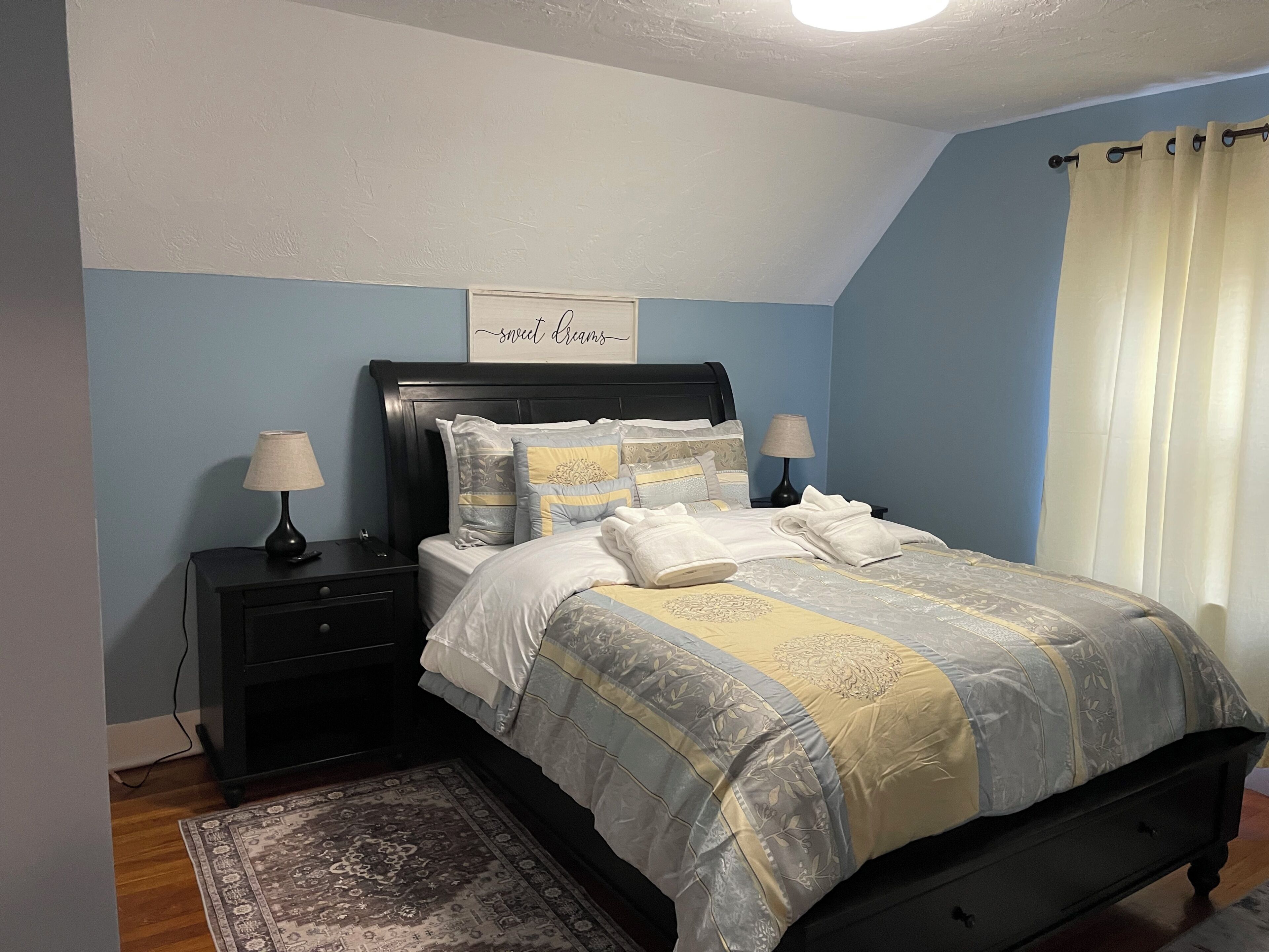 4 bedrooms, desk, iron/ironing board, travel crib