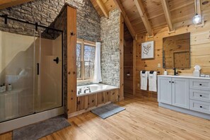 Shower, hair dryer, towels, shampoo - Best of Blue Ridge | Hot Tub |  Games | Pickleball (Blue Ridge)
