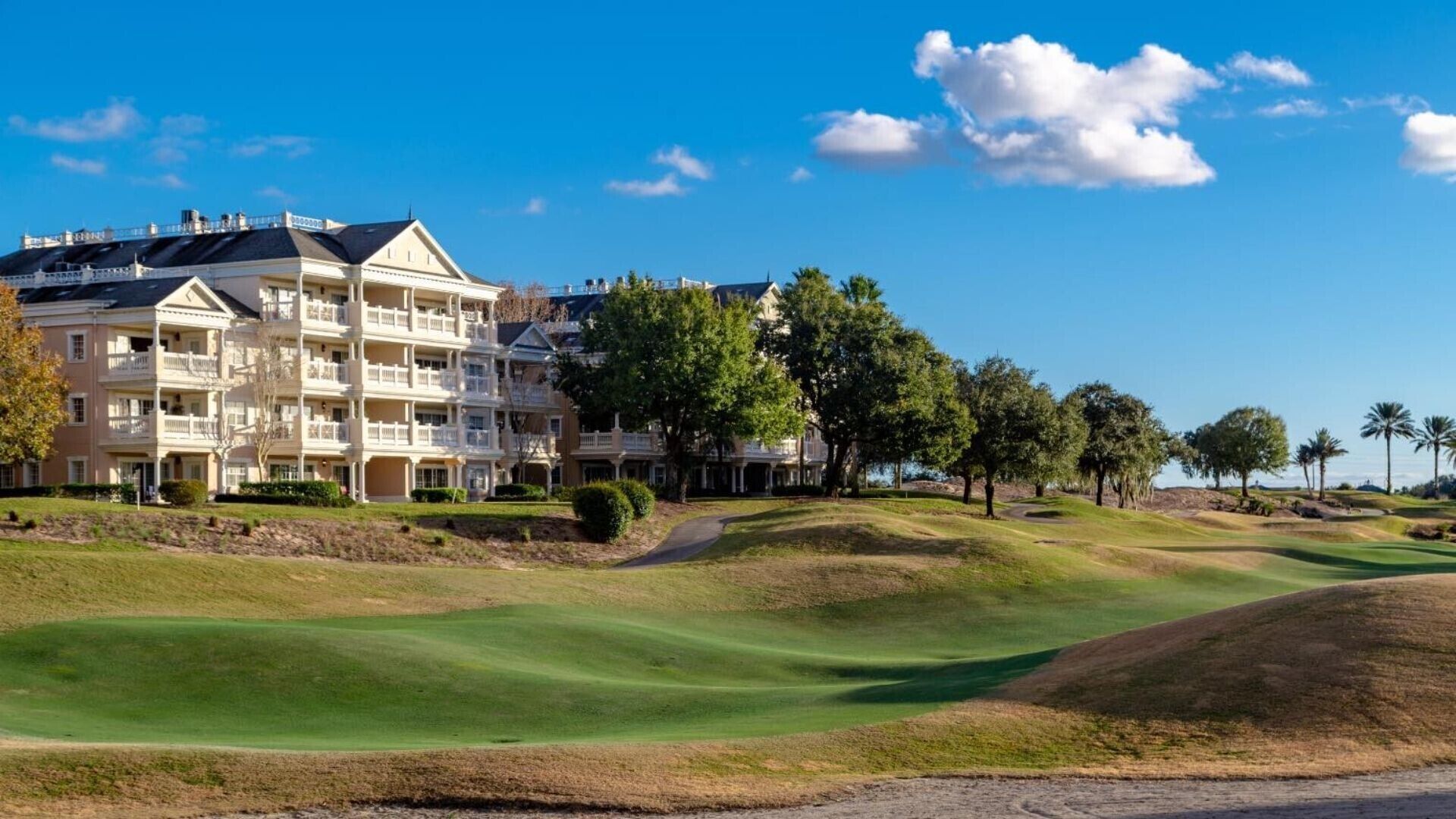 Un terrain de golf avec un hôtel en arrière-plan.