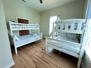 4 bedrooms, travel cot, WiFi, bed sheets - Sunny Shores- Close to beach/downtown/attractions! (Galveston)