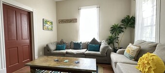 Sunny Shores- Close to beach/downtown/attractions!