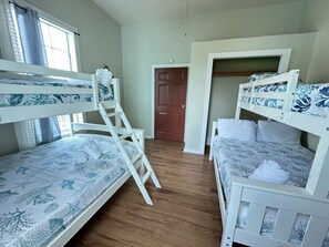 4 bedrooms, travel cot, WiFi, bed sheets - Sunny Shores- Close to beach/downtown/attractions! (Galveston)