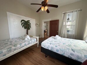 4 bedrooms, travel cot, WiFi, bed sheets - Sunny Shores- Close to beach/downtown/attractions! (Galveston)
