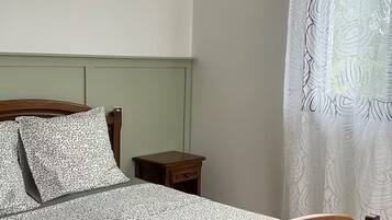 2 bedrooms, iron/ironing board, WiFi, bed sheets