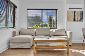 Living area - Walnut Beach - By Atlantikos (Hollywood)