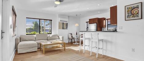 Superior Apartment, 2 Bedrooms, Kitchen, Beachside | Living area
