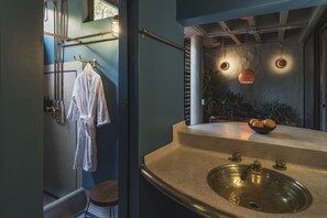 Superior-Suite, Kochnische | Badezimmer | Badewanne und Dusche (separat), Whirlpool, kostenlose Toilettenartikel