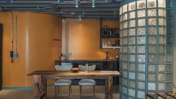 Deluxe Suite, City View | Living area