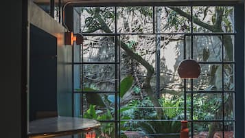 Superior-Suite, Kochnische | Blick auf den Innenhof