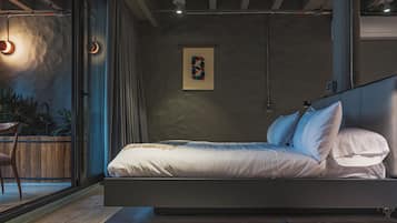 Minibar, caja de seguridad en la habitación y decoración personalizada
