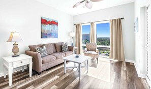 TV - Condo Near the Beach with Shared Pool & Hot Tub (Destin)