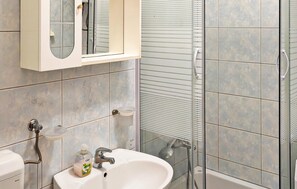 Shower, hair dryer - Stunning home in Pavicini (Pavicini)