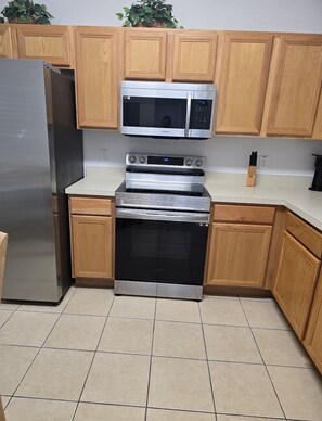 Private kitchen - 130 Napoli Dr, Davenport - Regal Palms Resort (Davenport)