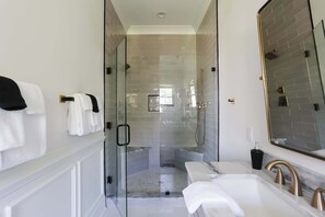 Shower, hair dryer, towels, shampoo - Stunning Downtown 3BD-2.5BA Home| Near Forsyth Pk (Savannah)