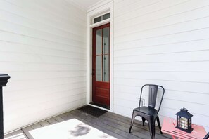 Terrace/patio - Stunning Downtown 3BD-2.5BA Home| Near Forsyth Pk (Savannah)