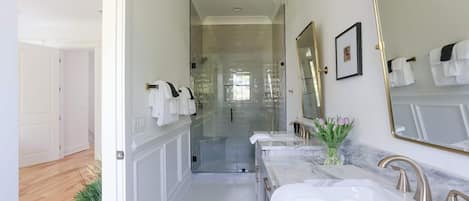 Een douche, een haardroger, handdoeken, shampoo