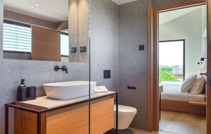 Shower, hair dryer - Amazing home in Bale with sauna (Bale)