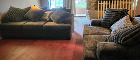 Una televisión, una chimenea