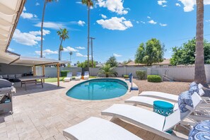 A backyard with a swimming pool, lounge chairs, and a covered patio area. - Minutes from Old Town Scottsdale with pool. Dual Primary BDRS. (Scottsdale)