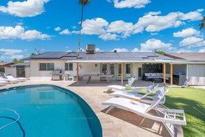 A modern house with a swimming pool, patio, and solar panels. - Heated Pool! Minutes from Old Town Scottsdale. Dual Primary BDRS. (Scottsdale)
