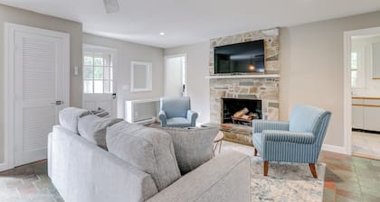 Cozy 2-bedroom Condo-Walk to beach and downtown with off-street parking and AC