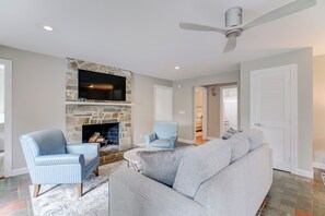 Smart TV - Cozy 2-bedroom Condo-Walk to beach and downtown with off-street parking and AC (Newport)