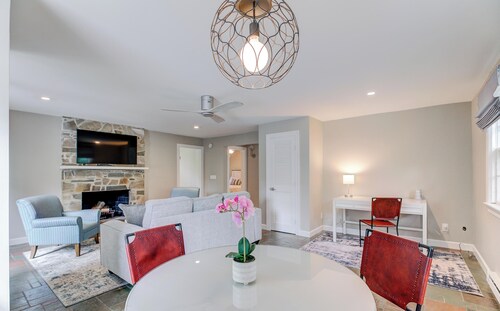 Cozy 2-bedroom Condo-Walk to beach and downtown with off-street parking and AC