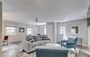 Smart TV - Cozy 2-bedroom Condo-Walk to beach and downtown with off-street parking and AC (Newport)