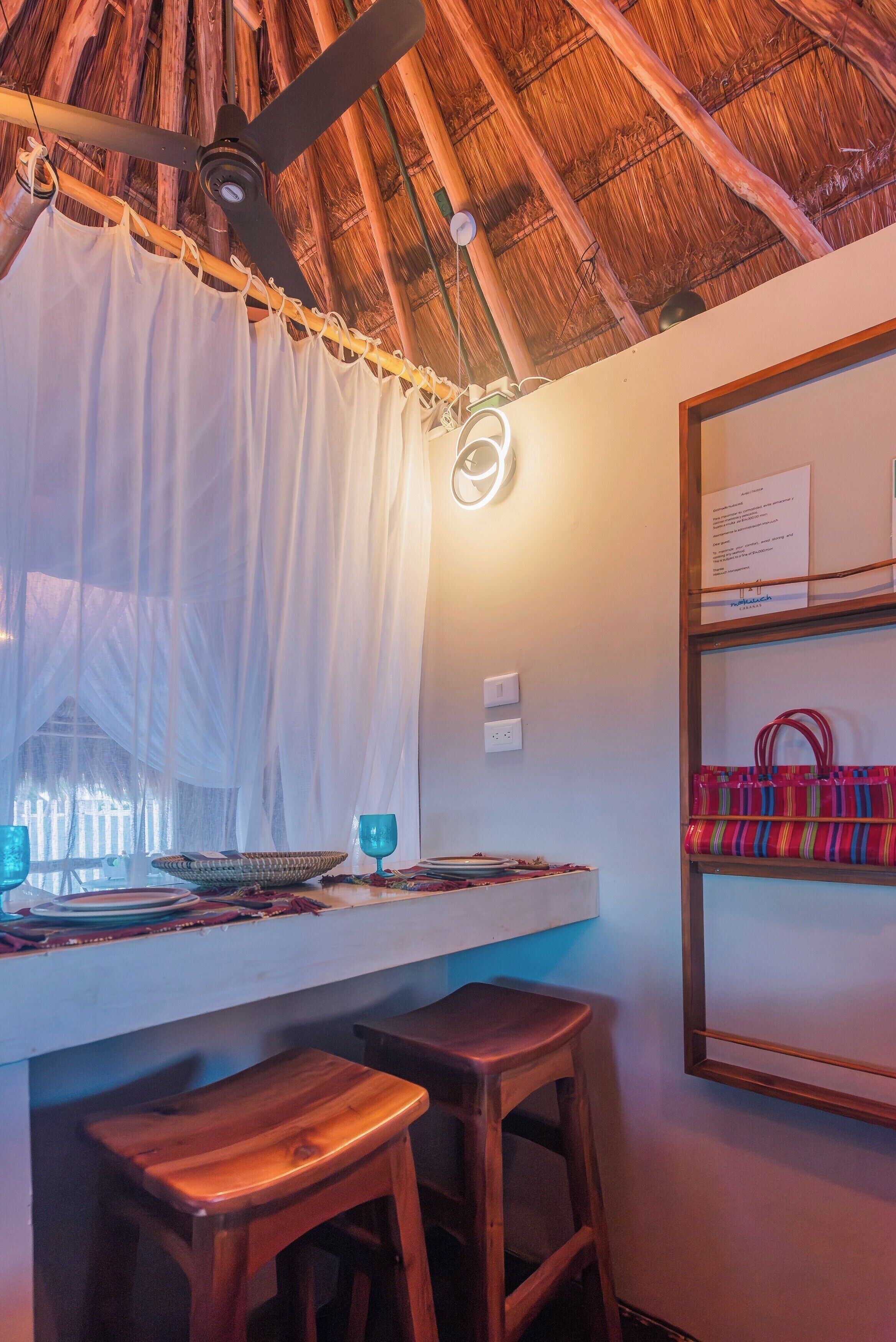 Bungalow romántico, vistas al mar | Zona de estar | Una Smart TV