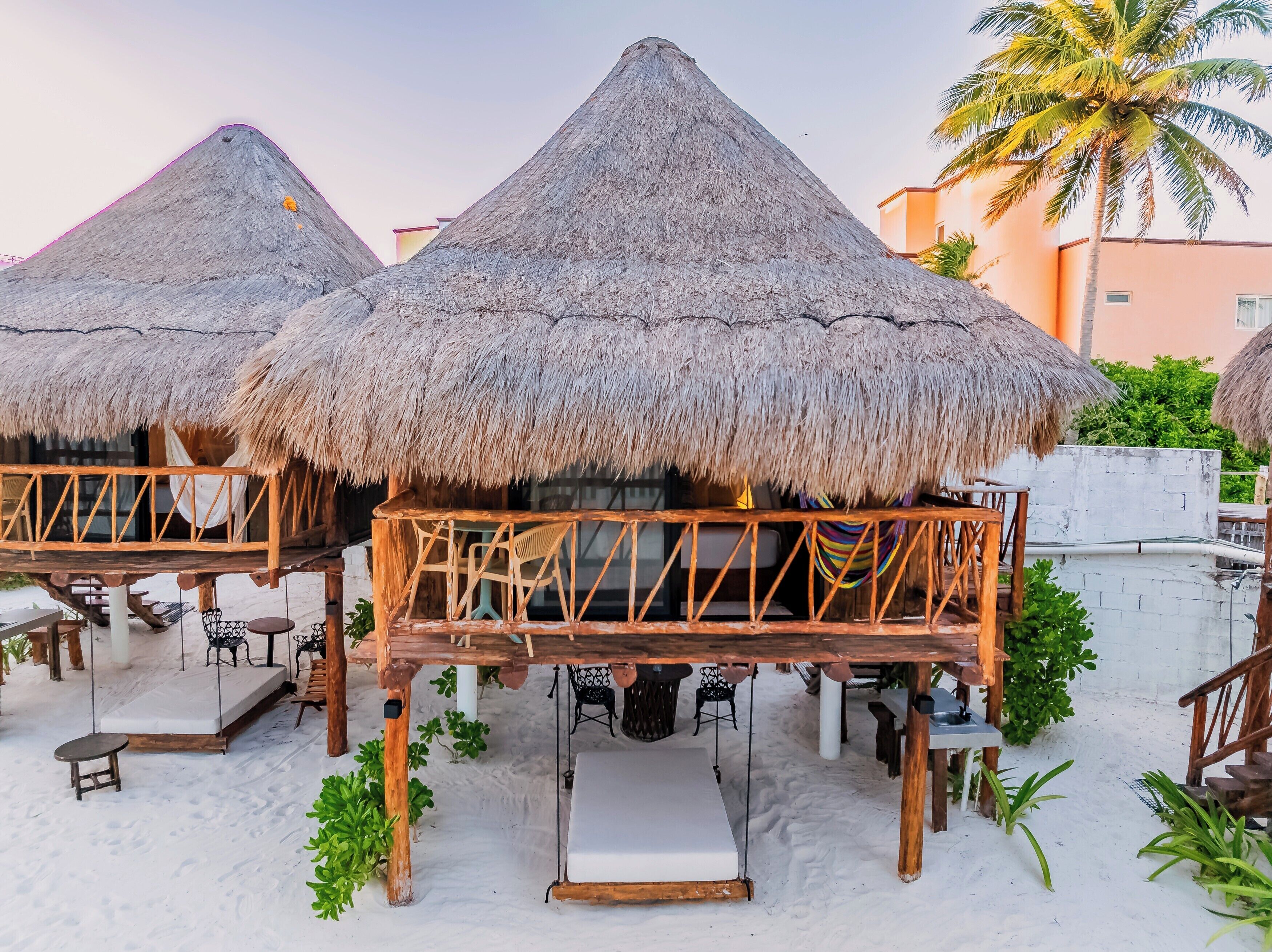 Bungalow phong cách lãng mạn, quang cảnh một góc biển | Két bảo mật tại phòng, khu vực làm việc phù hợp cho laptop 