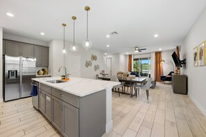 Dining - Townhome with Private Patio, Near Attractions (Kissimmee)