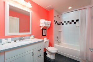 Shower, towels - Harbour House #213 "Ocean Harbour Villa" (Fort Myers Beach)