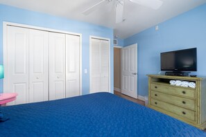 1 bedroom, WiFi, bed sheets - Harbour House #213 "Ocean Harbour Villa" (Fort Myers Beach)