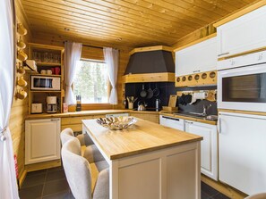 Fridge, microwave, dishwasher, cookware/dishes/utensils