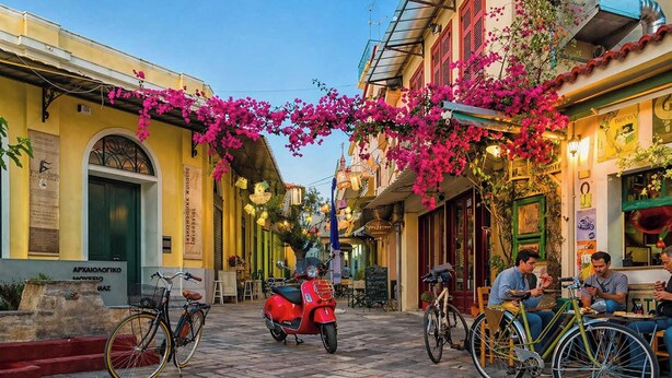 A cobblestone street lined with buildings, some with balconies and flower arrangements. - Taygetos View - Bright Modern Retreat in Center (Kalamata)