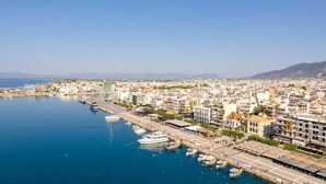 A coastal cityscape with a marina, buildings, and a clear sky. - Taygetos View - Bright Modern Retreat in Center (Kalamata)