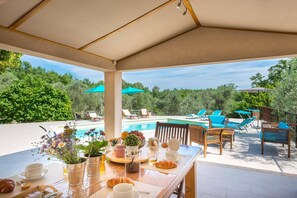 Outdoor dining - Villa La Bergerie by Villa Plus (Saint-Cézaire-sur-Siagne)