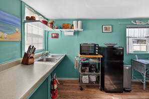 Private kitchen - Tin Cottage by the Sea - Classic Port Aransas (Port Aransas)