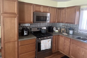 Geladeira, micro-ondas, fogão, cooktop